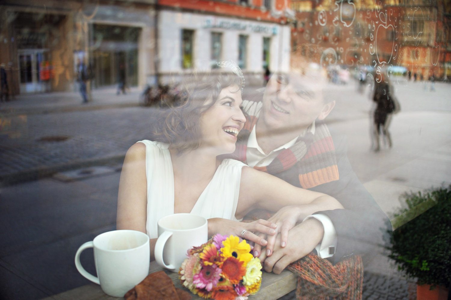 Zdjęcia ślubne Wrocław - Para Młoda w kawiarni w Rynku