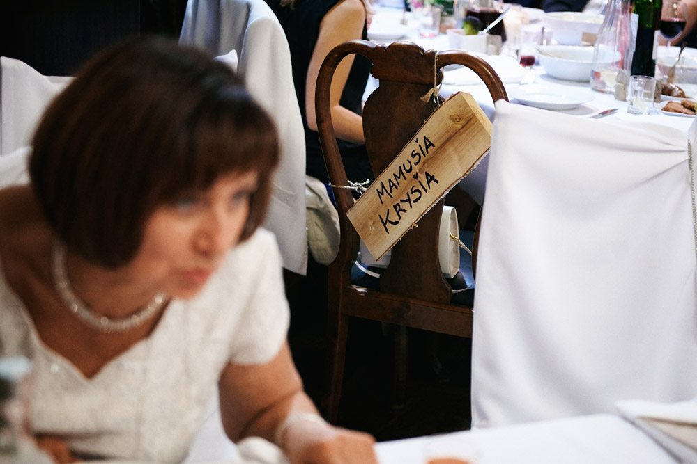 ślub w stylu vintage - zdjęcia ślubne wrocław - udekorowane krzesło dla mamy