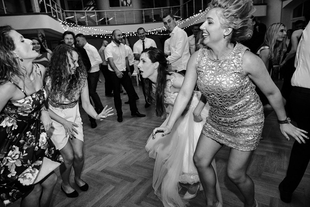 dziewczyny tańczą podczas wesela