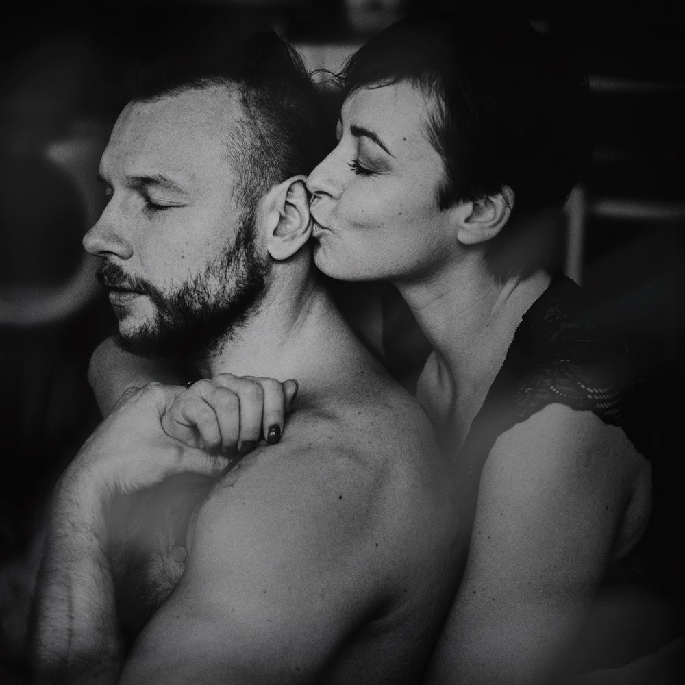 dziewczyna całuje chłopka