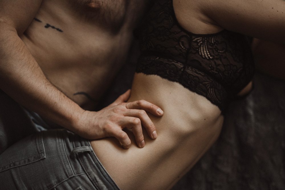 mąż dotyka żonę