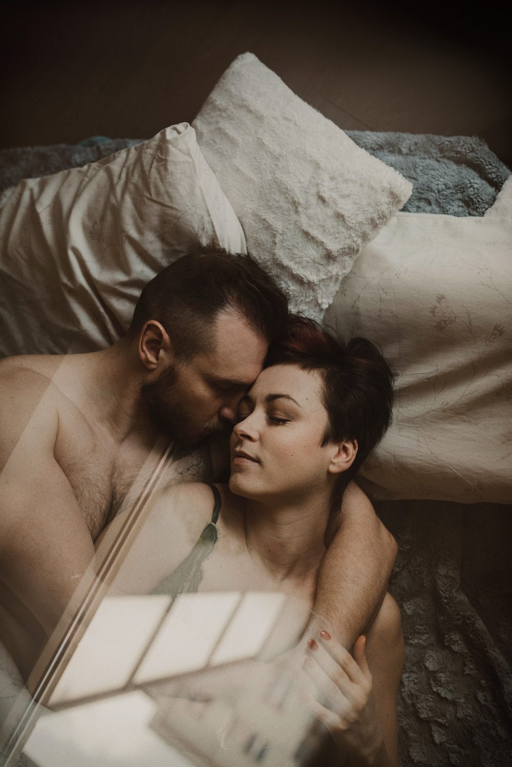 przytulająca się para