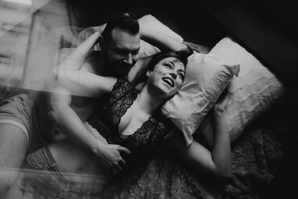 śmiejąca się para w łożku