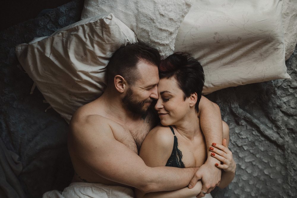 para przytulająca się w łóżku